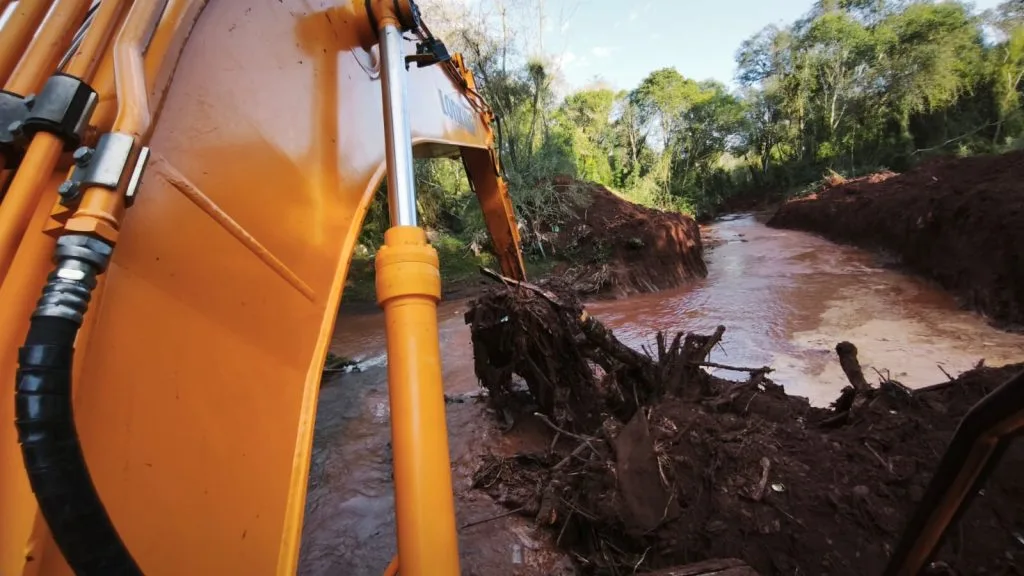Se limpiaron más de 700 metros del arroyo Mbotaby en Oberá