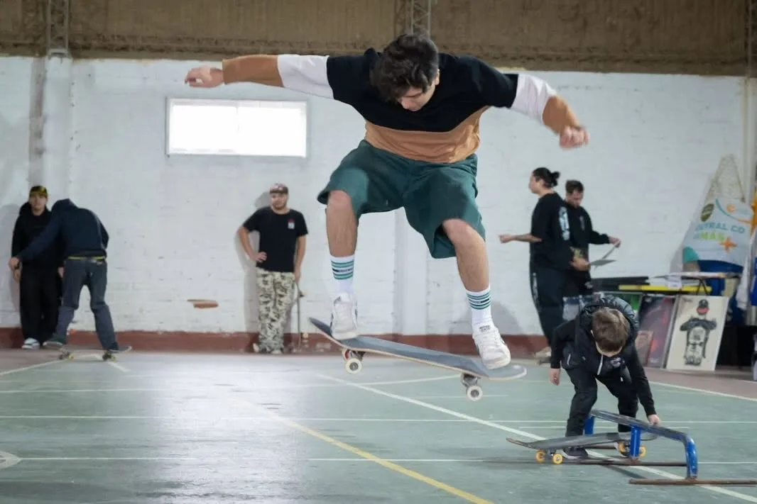 El Día del Skate llenó de energía el Polideportivo Parque Oeste