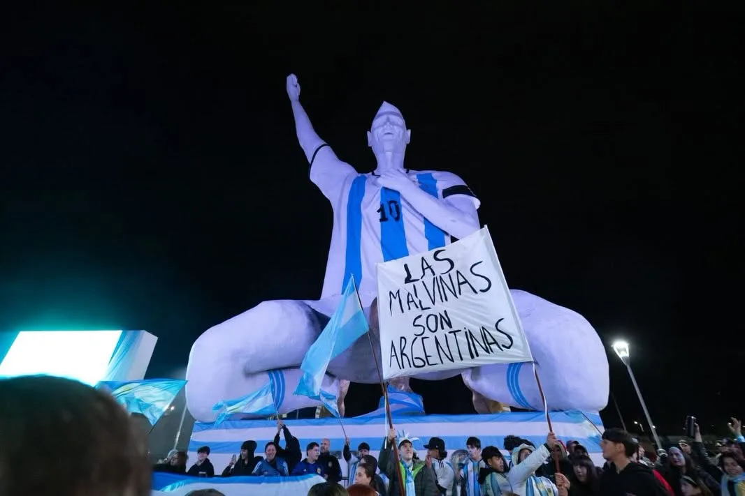 La comunidad se reunió en el Monumento a Messi para alentar a la selección