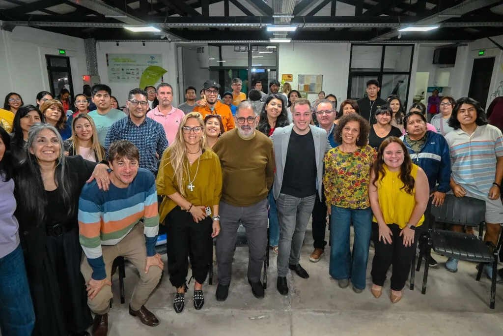 Capacitación sobre inteligencia artificial para emprendedores y estudiantes