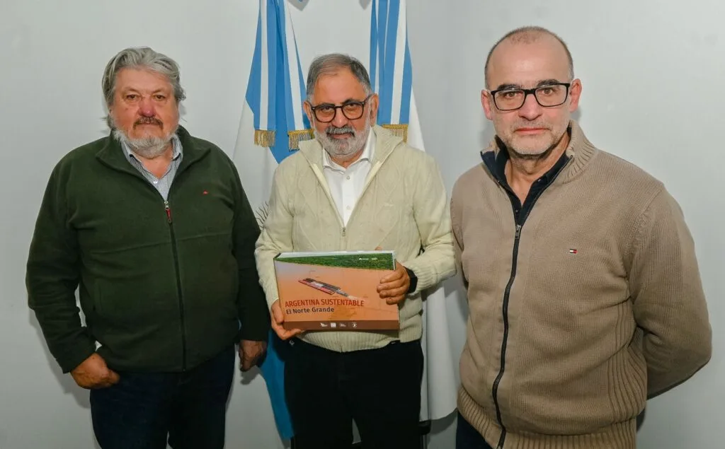 El intendente Jorge recibió un libro sobre el Norte Grande