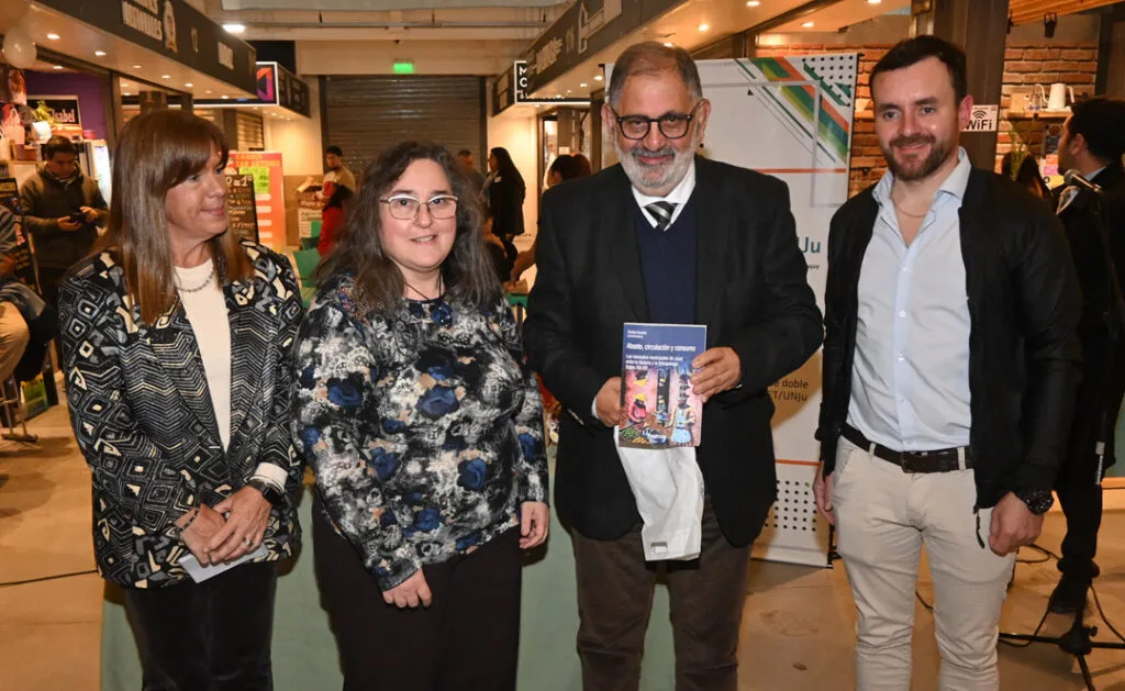 El Mercado 6 de Agosto recibe un libro sobre su historia