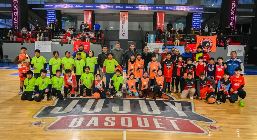 Niños disfrutaron de una jornada de básquet en el Estadio Federación