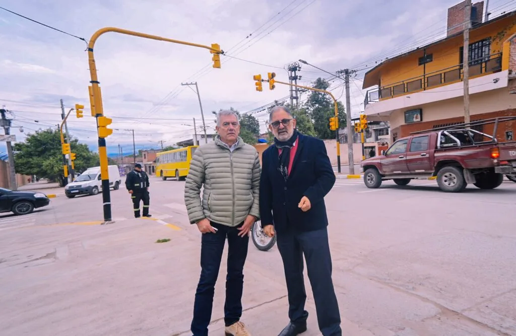 Nuevo semáforo mejora seguridad en el barrio Malvinas