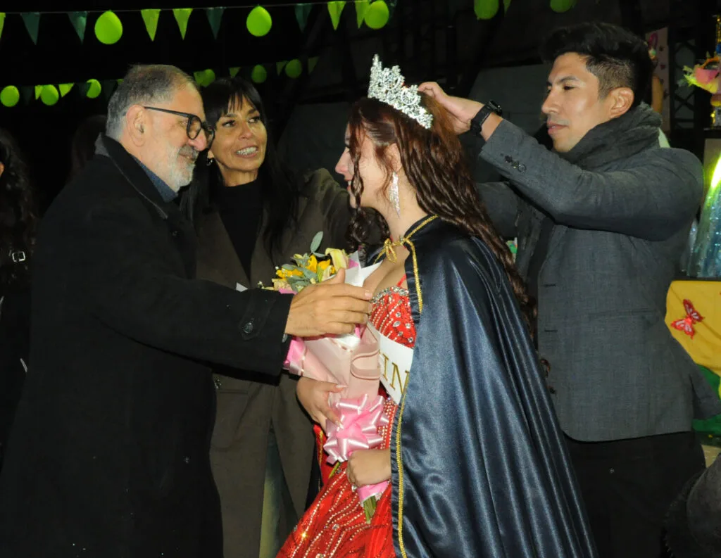 Selene Juárez Salguero fue coronada como reina de la escuela municipal