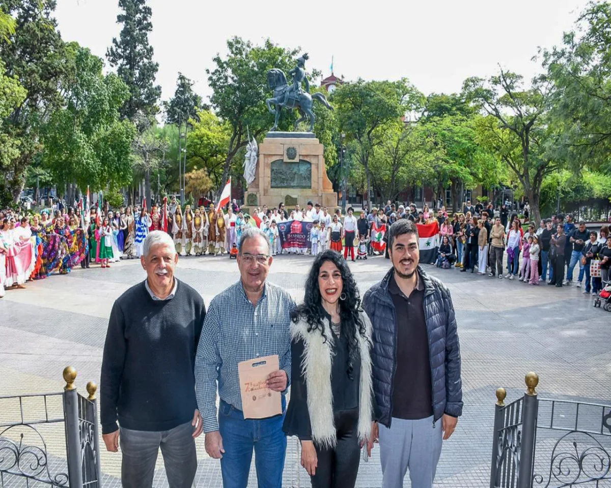 Colorido Encuentro de Colectividades en Plaza Libertad
