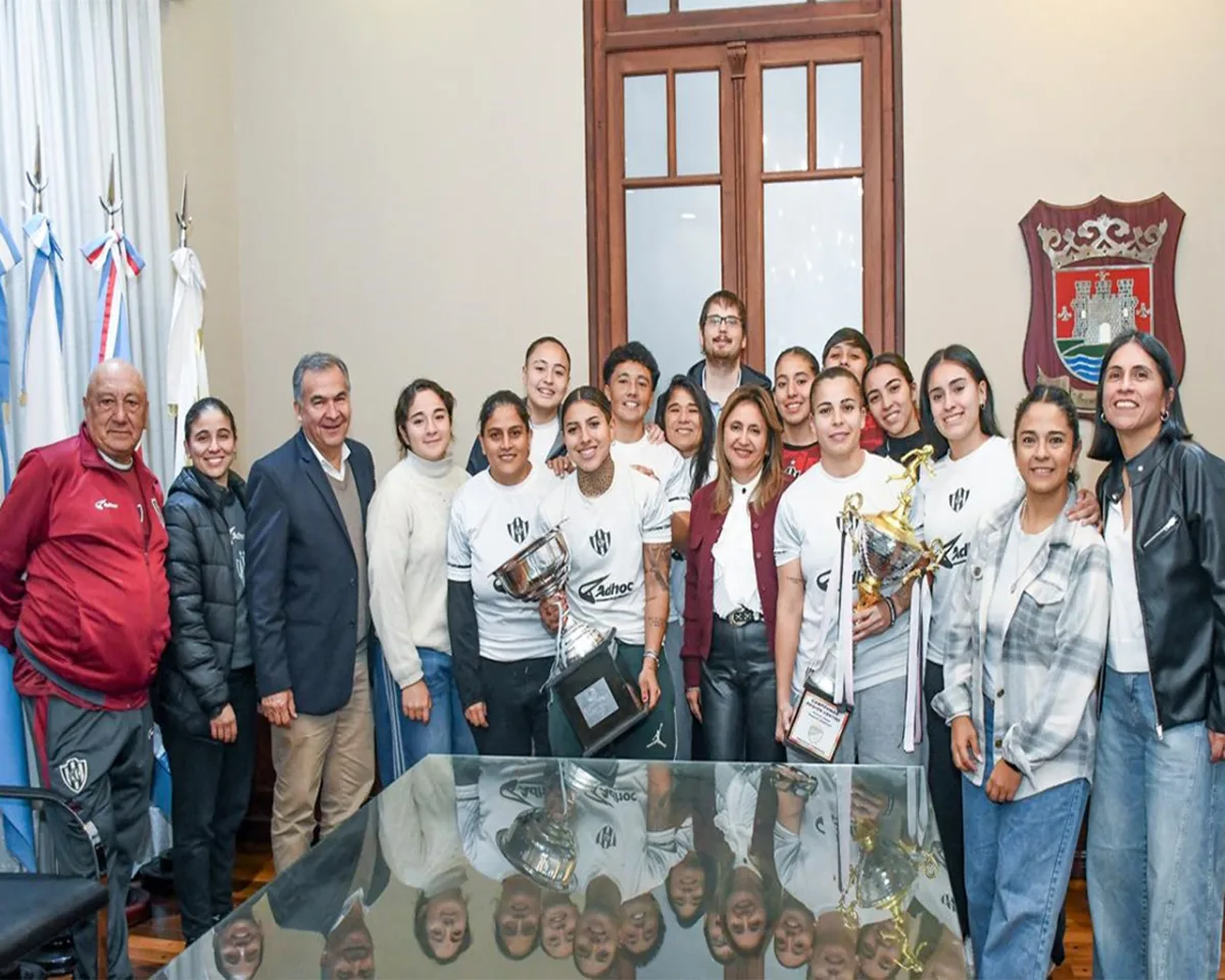 El equipo femenino de Central Córdoba mostró sus trofeos en la municipalidad