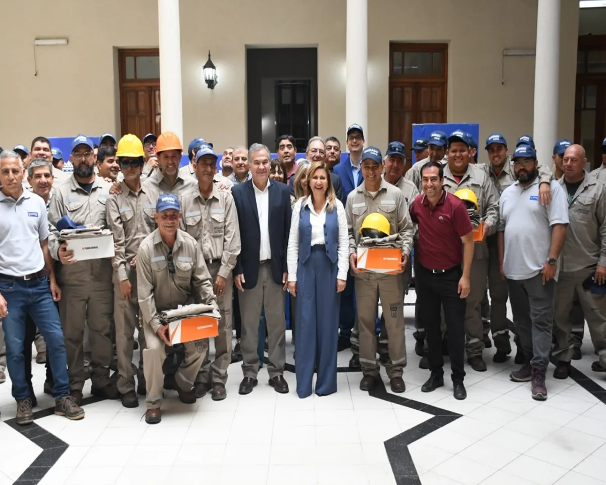 Entrega de 165 uniformes para trabajadores de Electricidad