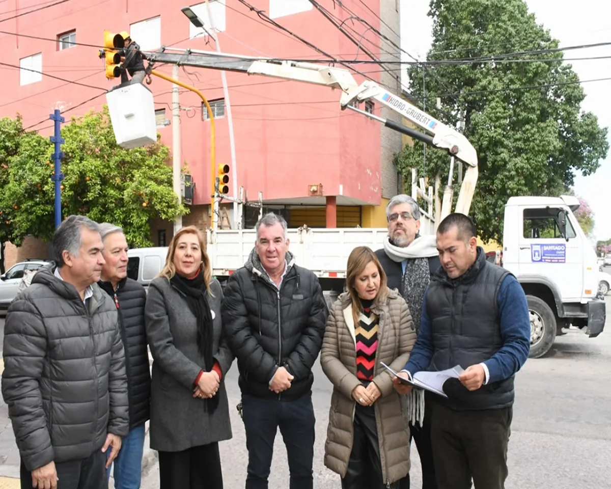 Instalan semáforos en Pedro León Gallo y Entre Ríos para mayor seguridad