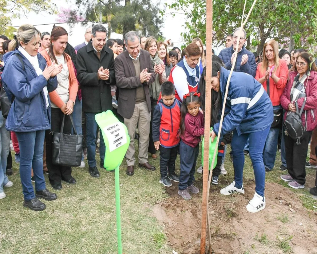 Jornada de forestación y concientización en el barrio Borges