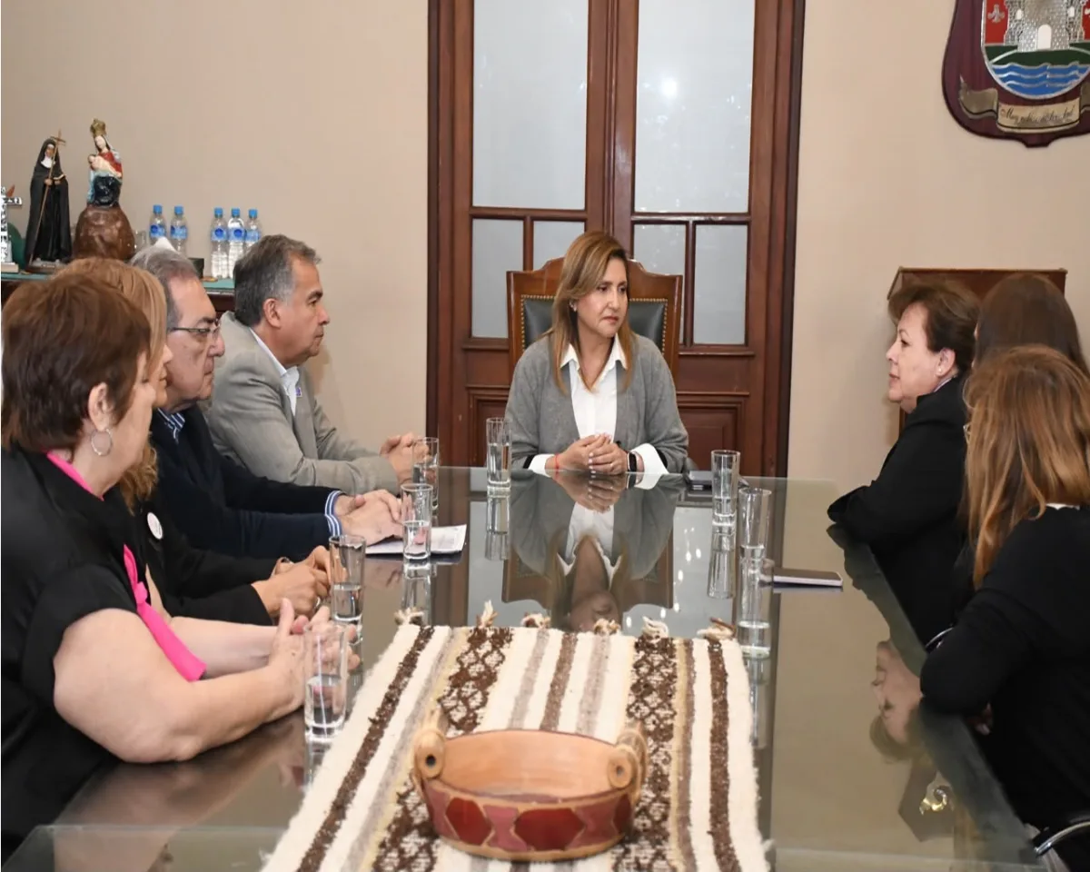 La intendente recibió a 'Un Pelito de Esperanza' para apoyar su labor