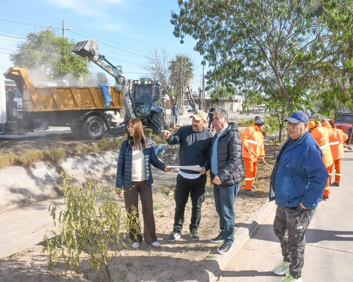 Limpieza de desagües en la avenida Ingeniero Contreras