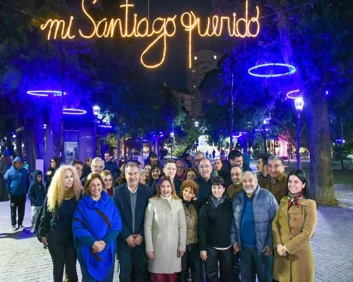 Luces ornamentales iluminan el microcentro por el aniversario de la ciudad