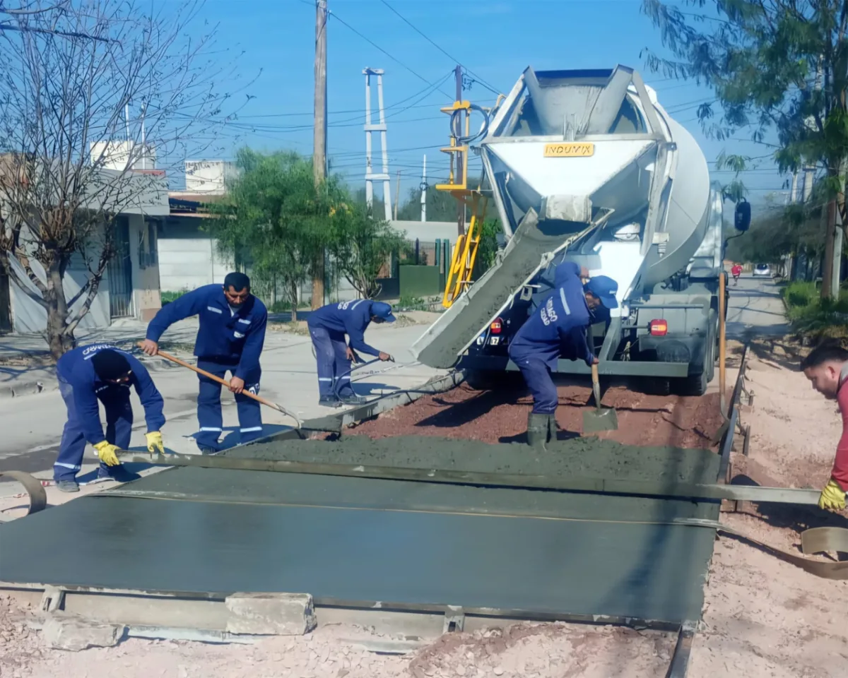 Mejoras en calles de la ciudad con hormigón y asfalto
