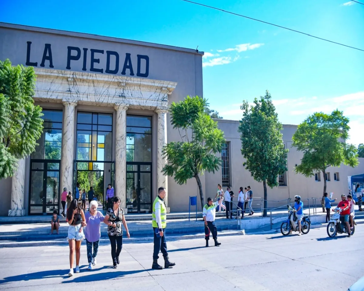 Operativo especial por el Día de la Madre en el Cementerio La Piedad