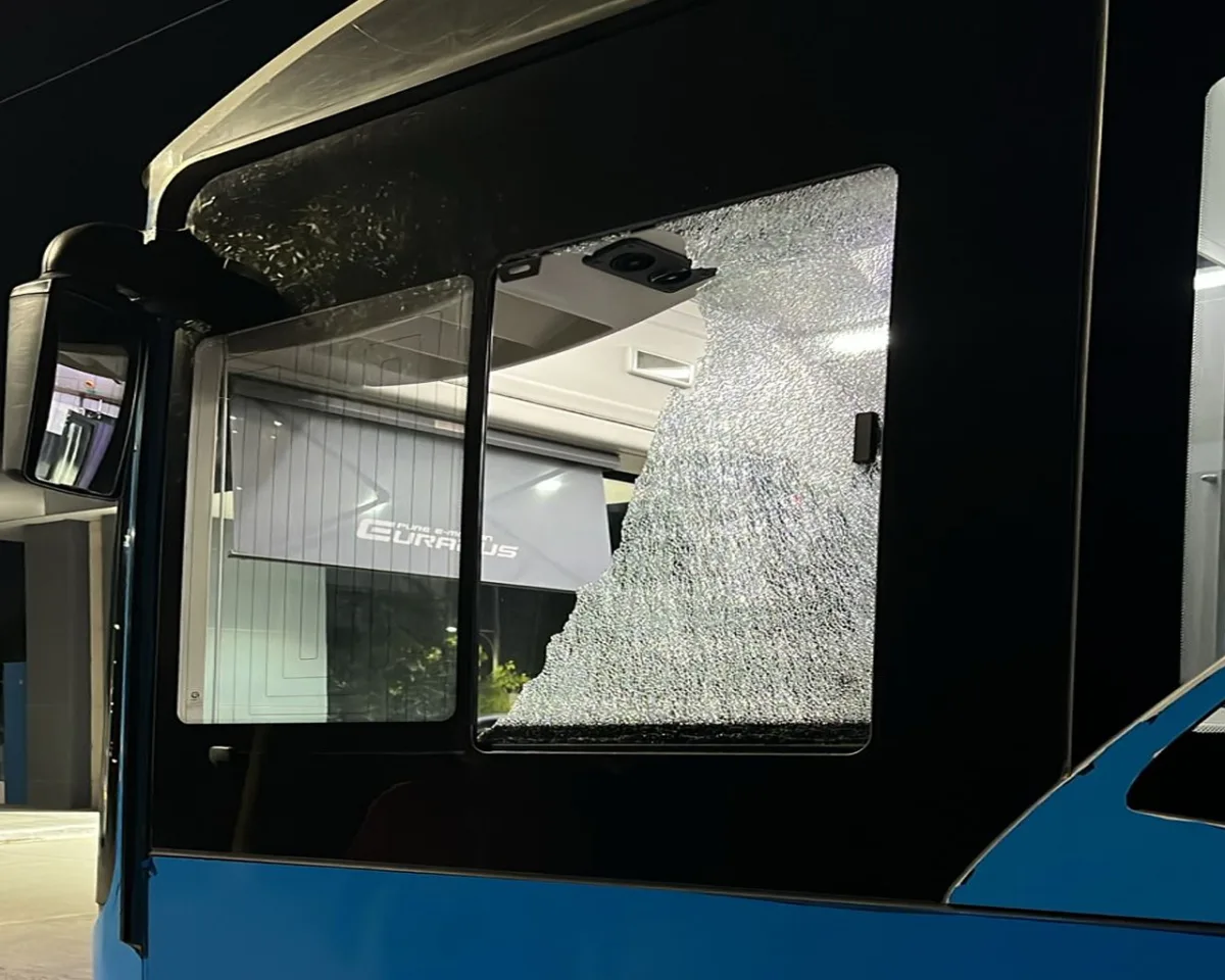 Vandalismo en colectivo municipal deja daños en la ventanilla