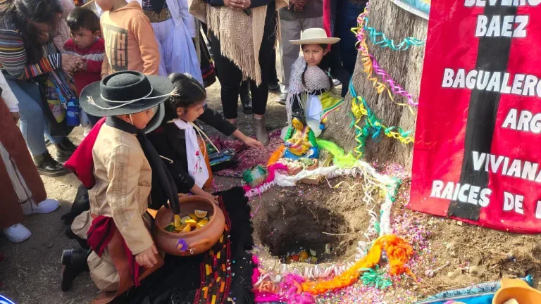 Celebración de la Madre Tierra reunió a niños con danzas y coplas