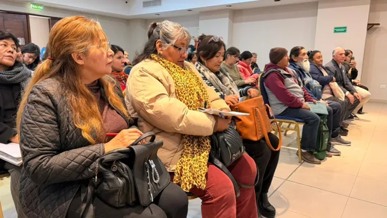 Charlas para adultos mayores sobre administración de ingresos