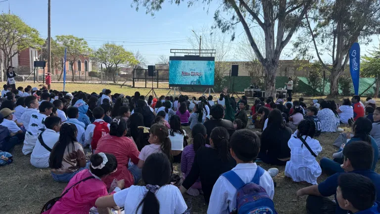 Cine al aire libre: Estudiantes y vecinos compartieron una tarde divertida