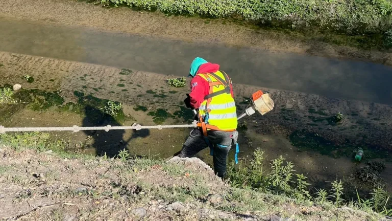 Comenzó la limpieza del canal Yrigoyen en la ciudad