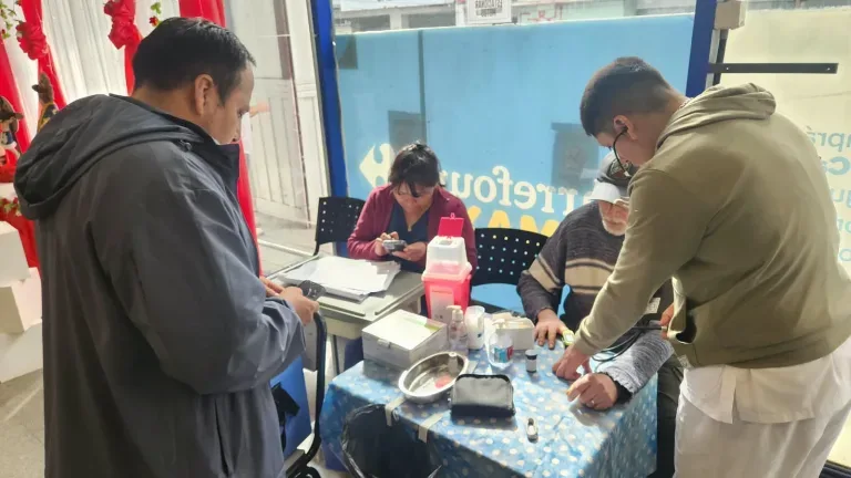 Controles de salud y vacunación disponibles en el mercado San Miguel