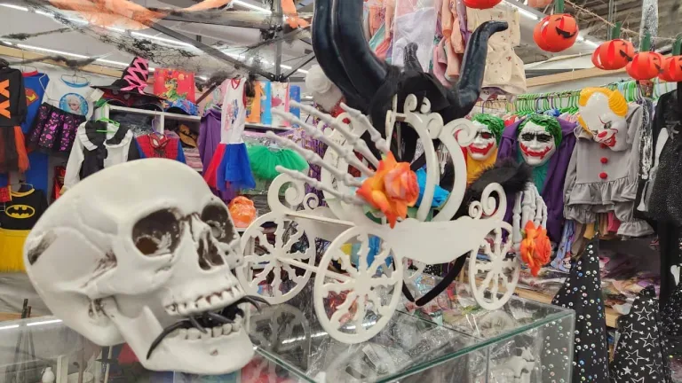 Disfraces y accesorios de Halloween en el mercado San Miguel