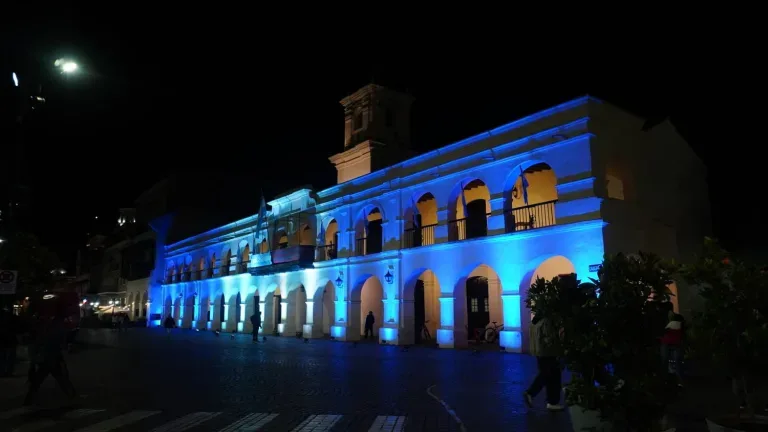 El Cabildo iluminó su fachada en conmemoración del 20 de Junio