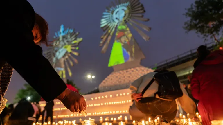 La Rotonda del Peregrino se iluminó con más de 2.500 velas