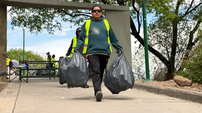 Limpieza del cerro San Bernardo mejora el acceso para los vecinos