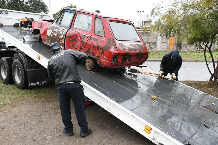 Más de 2000 vehículos abandonados retirados en la ciudad