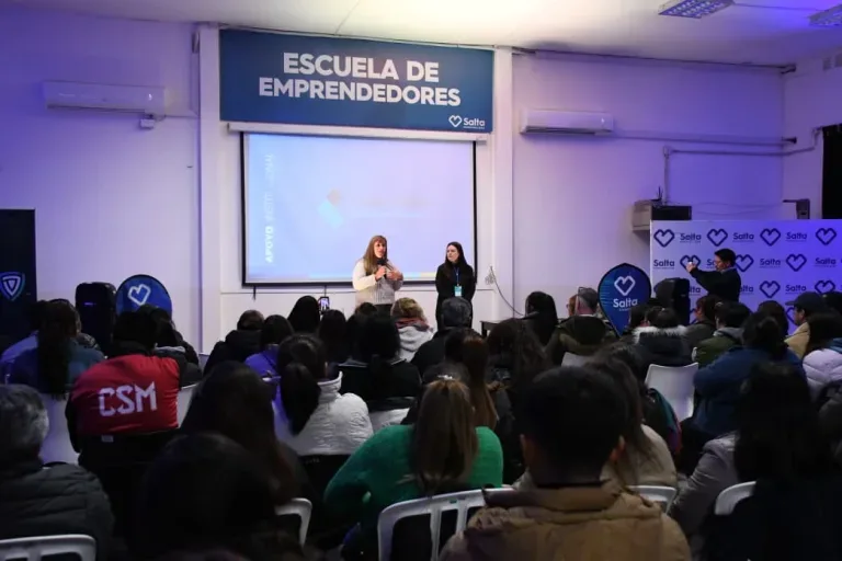 Más de 300 emprendedores capacitados en el Emprendetón