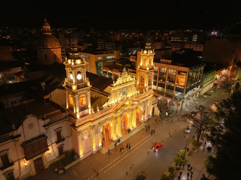 Nueva iluminación ornamental embellece la Catedral para el Milagro