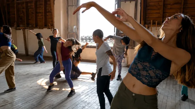 Nuevo taller municipal combina folclore y danza contemporánea