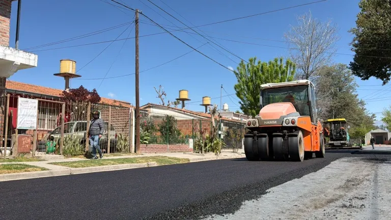 Obras de repavimentación avanzan en el barrio Limache