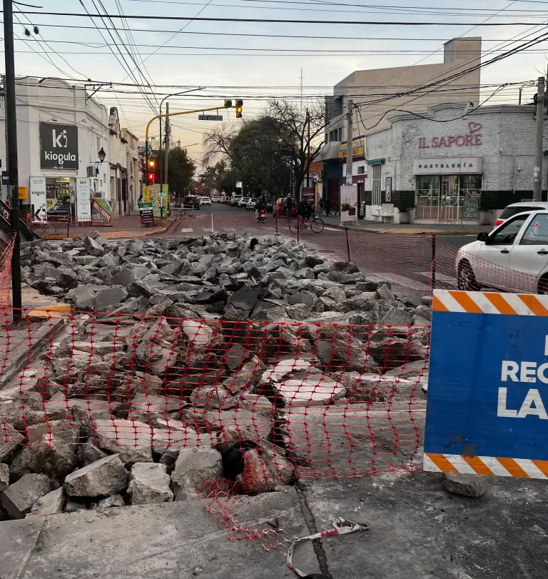 Obras en la calle 12 de Octubre causan corte total de tránsito