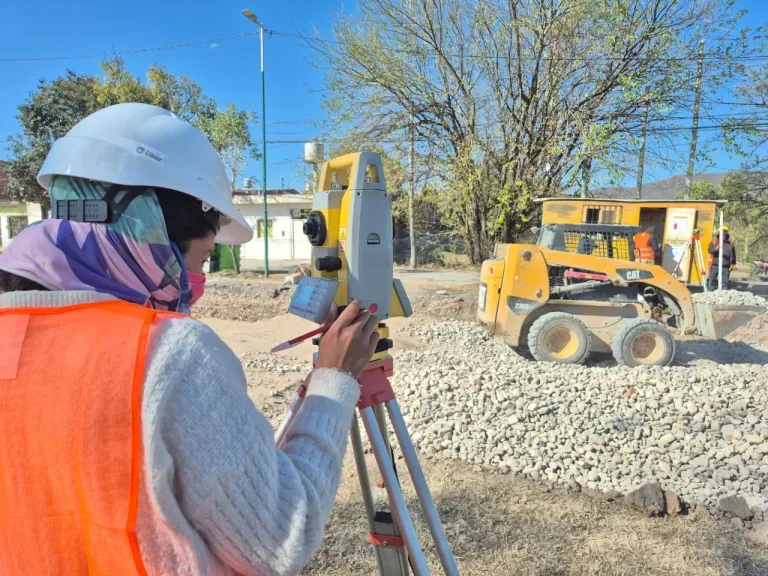 Preparan base para hormigonado en Zona Norte de la ciudad