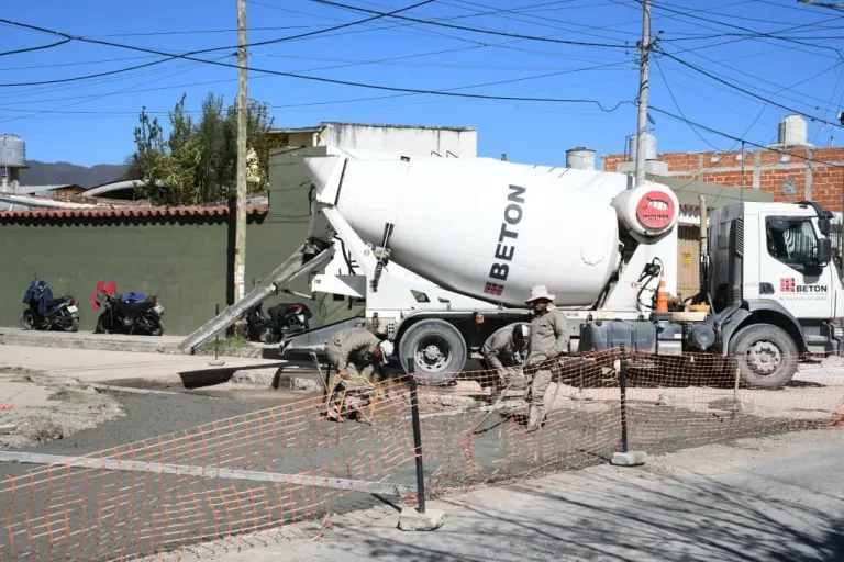 Progreso en la pavimentación de J. A. Fernández y M. Saravia
