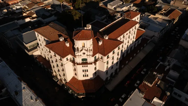 Reconocimiento al Hotel Salta por su arquitectura neocolonial