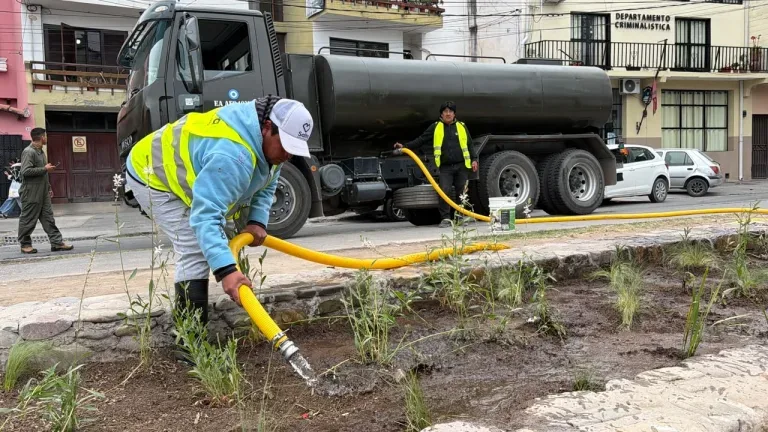 Riego manual y mecánico en los espacios verdes de la ciudad