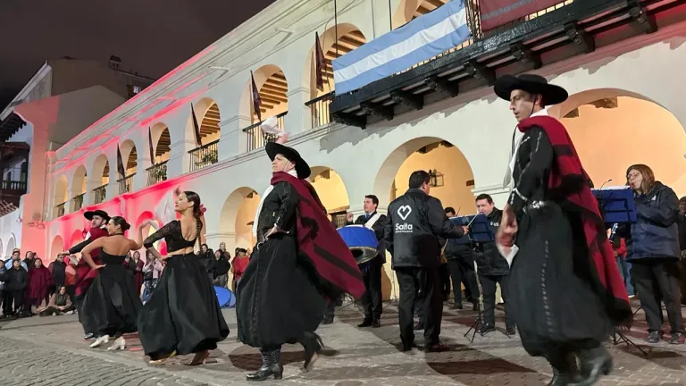 Salta homenajeó a Güemes con música y danza en el Cabildo