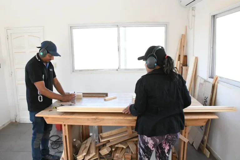Taller de Carpintería Inicial en barrio 20 de Febrero para chicos