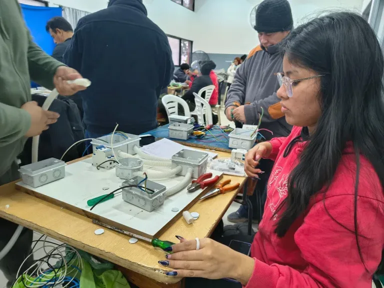 Taller de electricidad básica en el CIC de Asunción