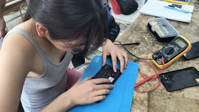 Taller gratuito de reparación de celulares para vecinos
