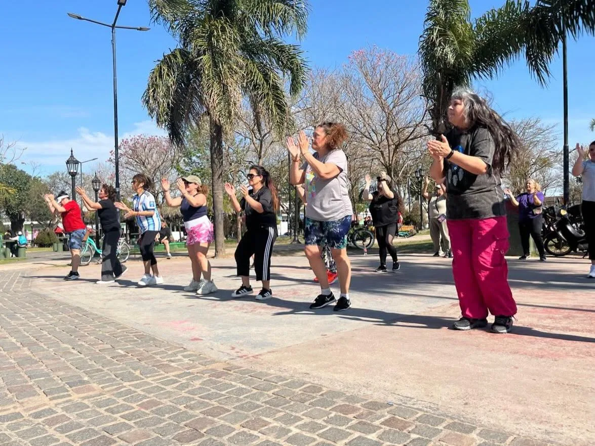 Clases de ritmos y zumba en plazas de Tigre