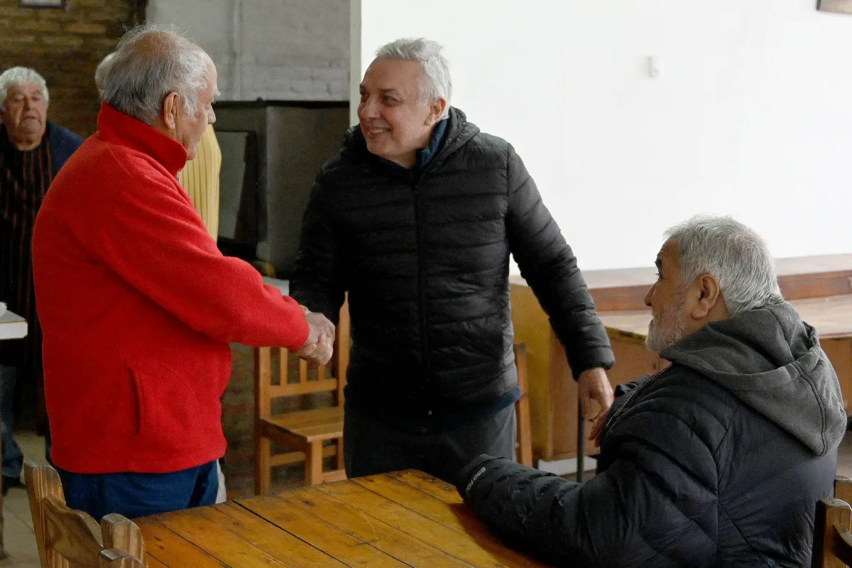 Encuentro de Julio Zamora con adultos mayores en Dique Luján