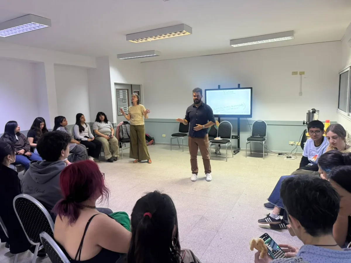 Estudiantes del CIT participaron en laboratorio creativo en inglés