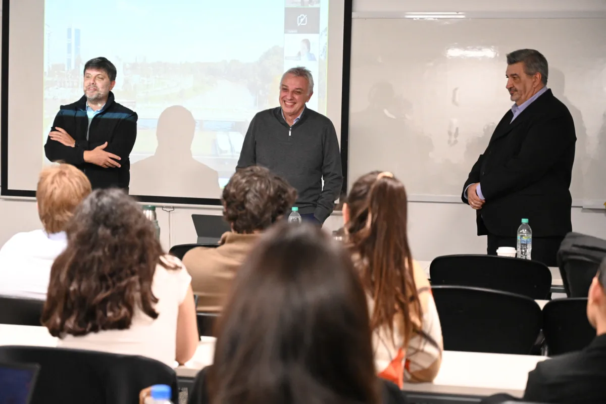 Julio Zamora expuso sobre seguridad en la UCA ante estudiantes