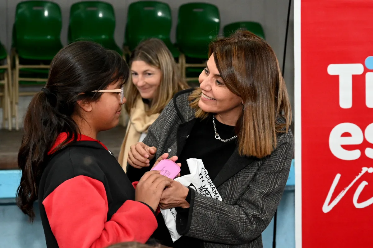 Más de 100 estudiantes de General Pacheco recibieron anteojos gratuitos