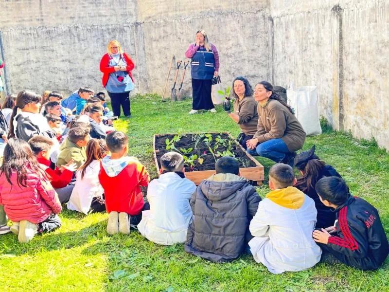 Llavallol incorporó una huerta agroecológica en la Escuela N° 74