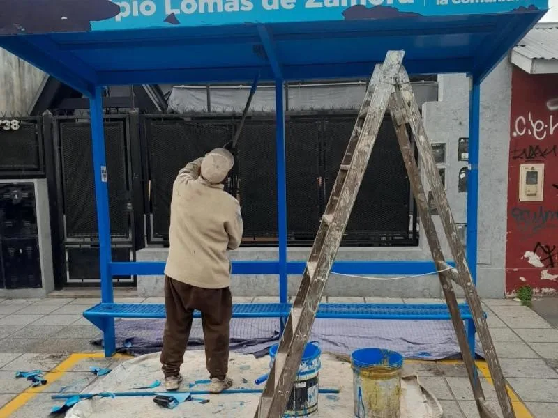 Mejoran refugios urbanos en Lomas de Zamora para el transporte público